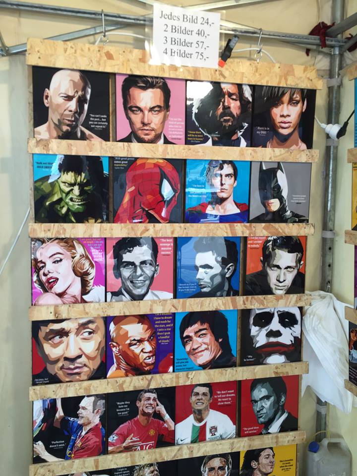 Auf einem Holzregal werden Porträt-Drucke von Prominenten und Comicfiguren zum Verkauf angeboten, darunter Leonardo DiCaprio, Rihanna, Hulk, Spiderman, Marilyn Monroe