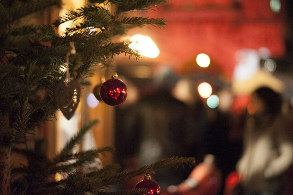 Geschmückter Weihnachtsbaum mit roten Kugeln auf dem Weihnachtsmarkt in Köln