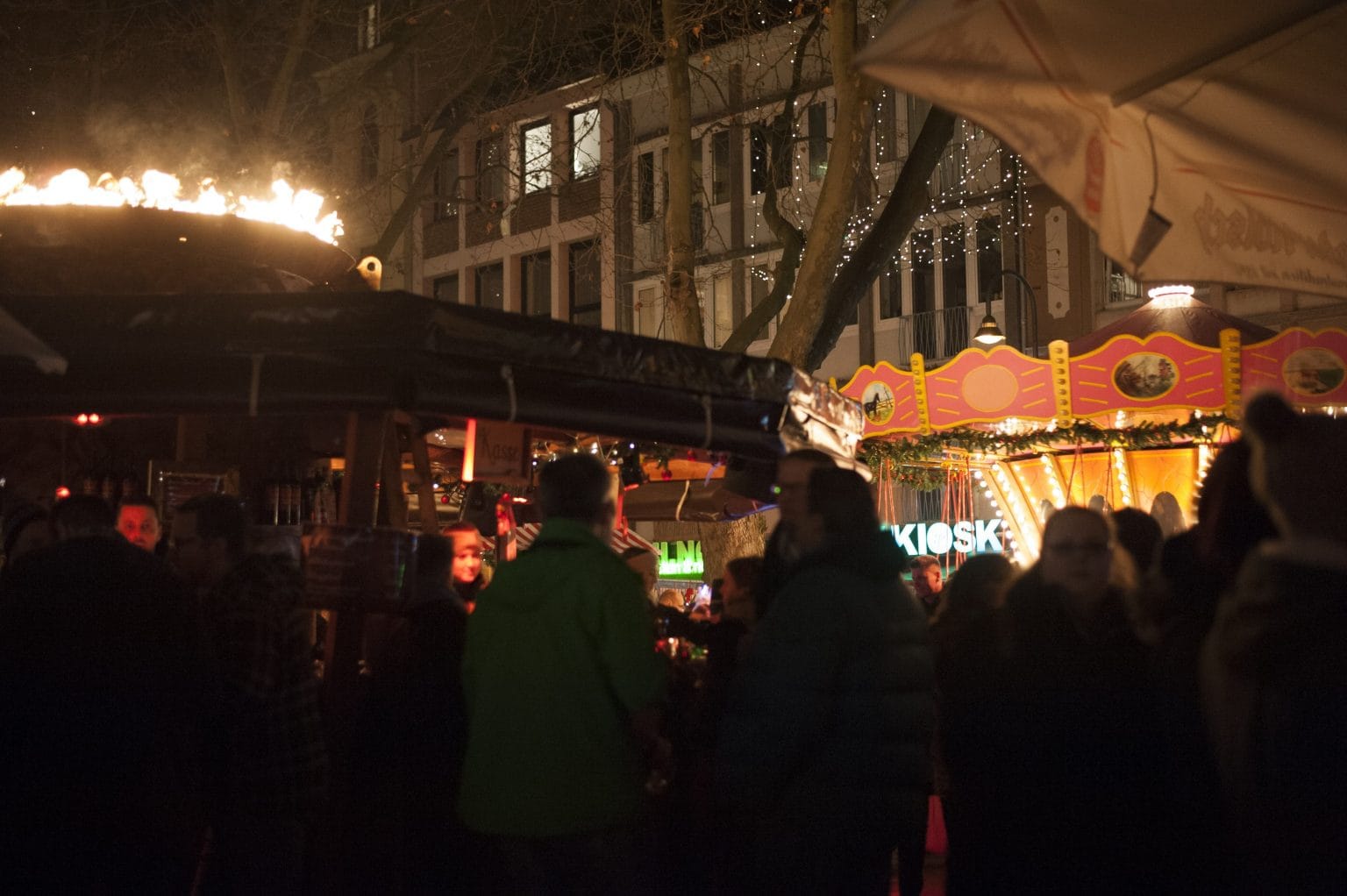 rut-wiess-events Nachtansicht eines belebten Standes auf dem Weihnachtsmarkt in Köln