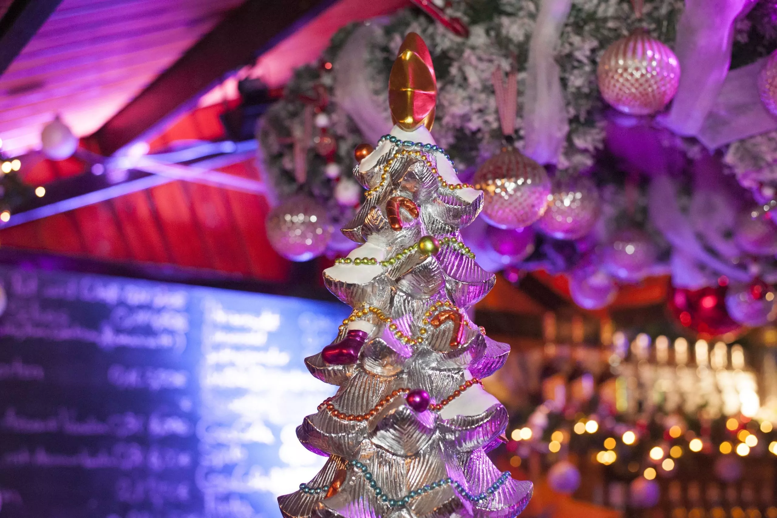 Farbenfroher Weihnachtsbaum auf dem Weihnachtsmarkt in Köln