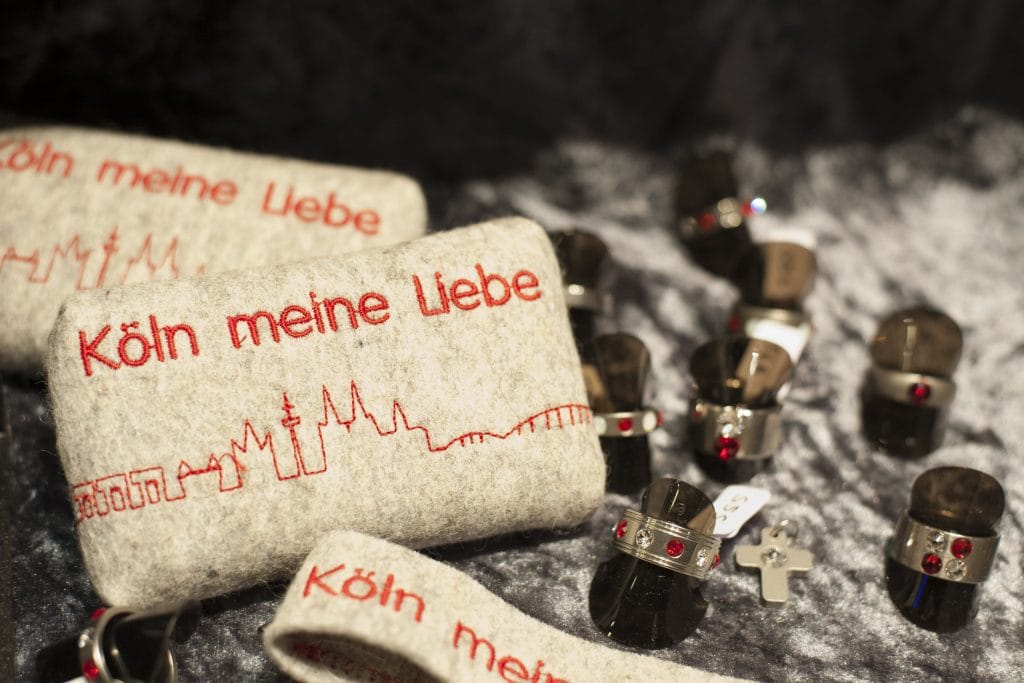 Souvenirs mit Kölner Motiven auf dem Weihnachtsmarkt in Köln