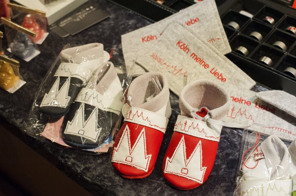 Kinderpantoffeln mit Kölner Dom-Motiv auf dem Veedelsadvent, Weihnachtsmarkt Köln.