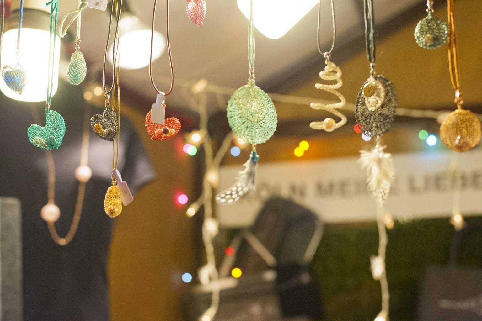 rut-wiess-events Funkelnde Hängedekoration auf dem Veedelsadvent in Köln.