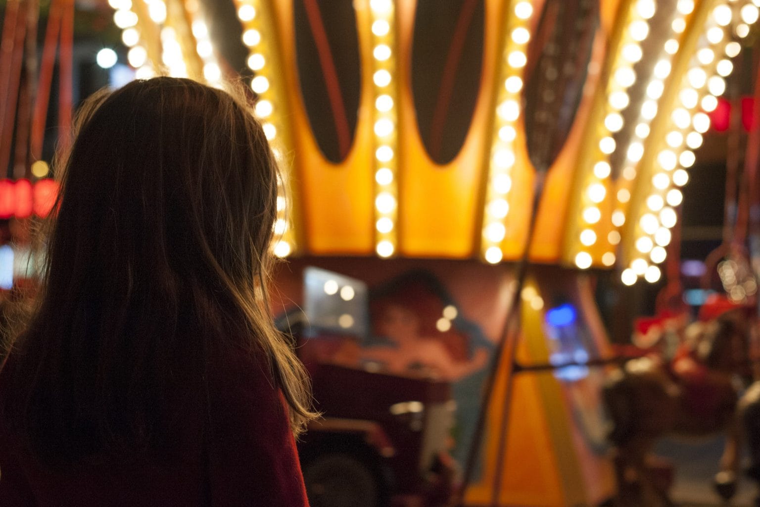 rut-wiess-events Junges Mädchen betrachtet Karussell auf dem Veedelsadvent Köln