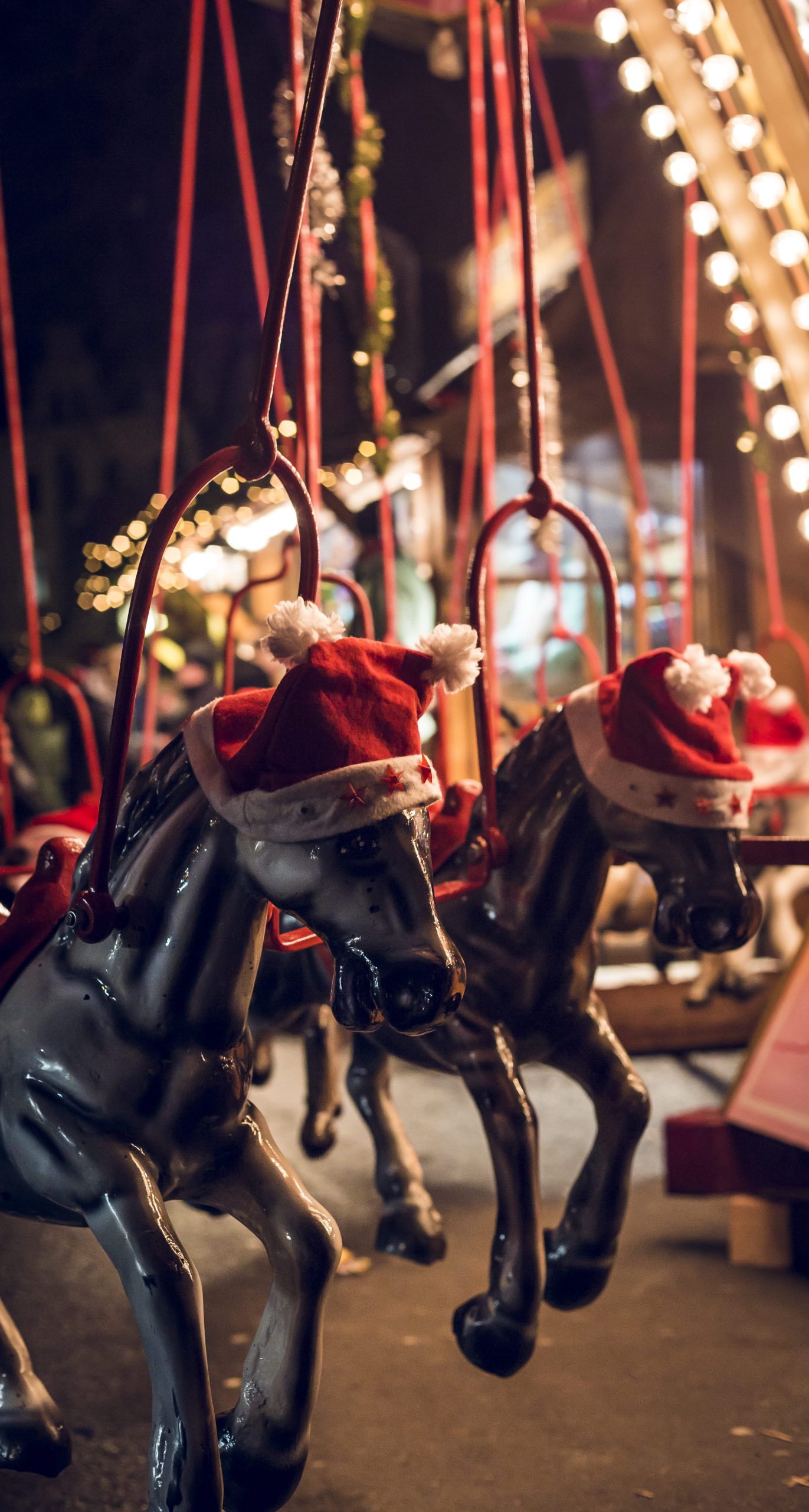 Karussellpferde mit Weihnachtsmützen auf dem Kölner Veedelsadvent