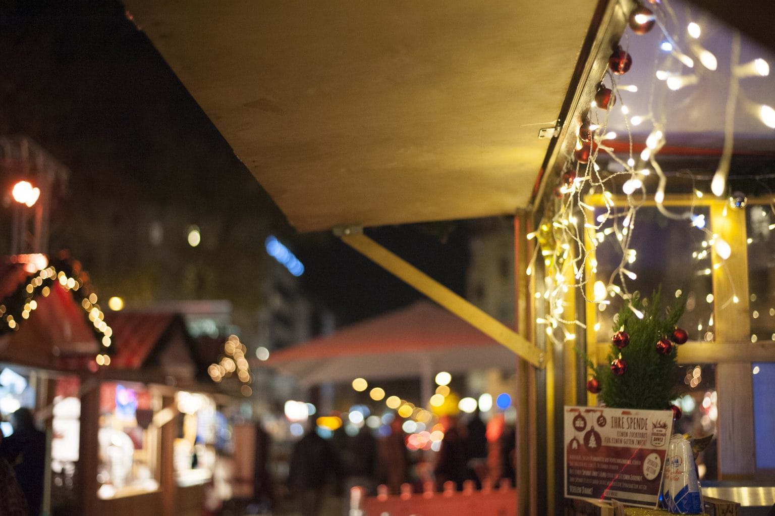 rut-wiess-events Festliche Beleuchtung an einem Stand auf dem Weihnachtsmarkt Köln Veedelsadvent.
