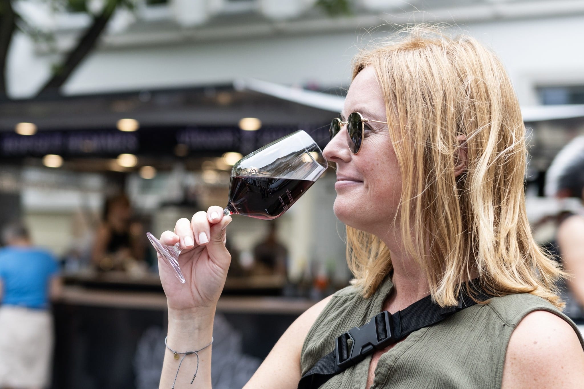 Kreuzberg-Festival Berlin - Frau mit Sonnenbrille genießt das Festival