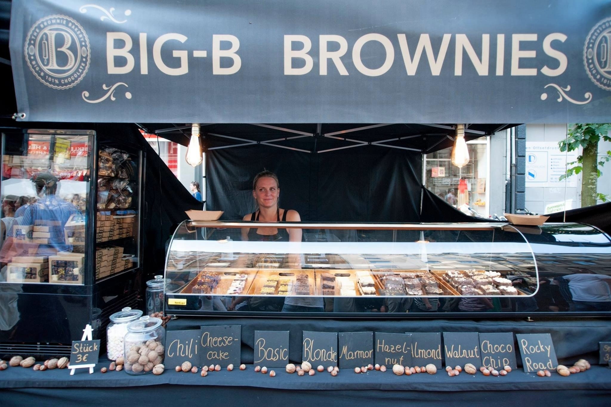Südstadtfest Köln – Freundliche Verkäuferin präsentiert ihre Waren