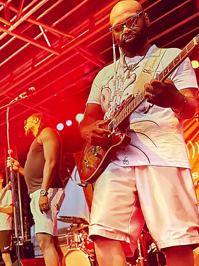 Kreuzberg-Festival Berlin – Bassist mit E-Gitarre im roten Bühnenlicht