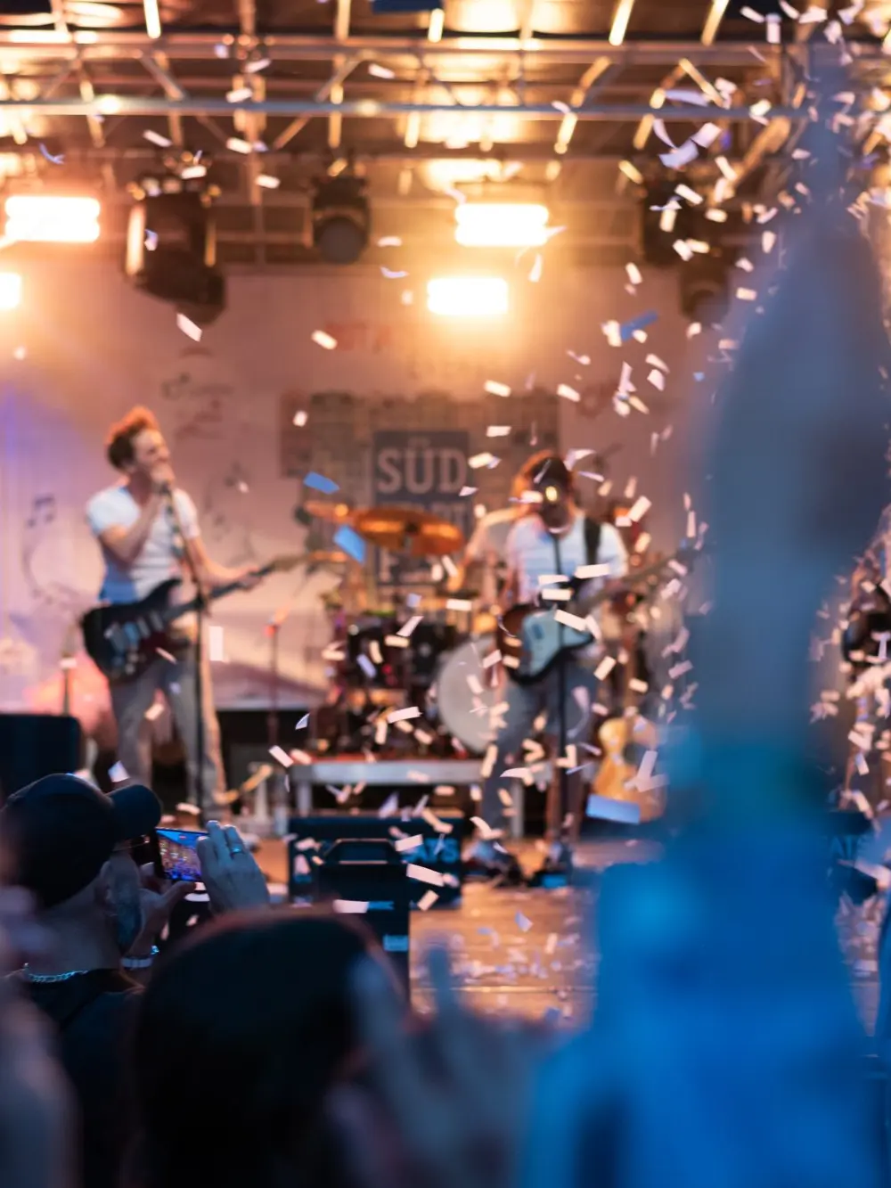 Südstadtfest Köln – Band mit Konfettiregen auf der Bühne